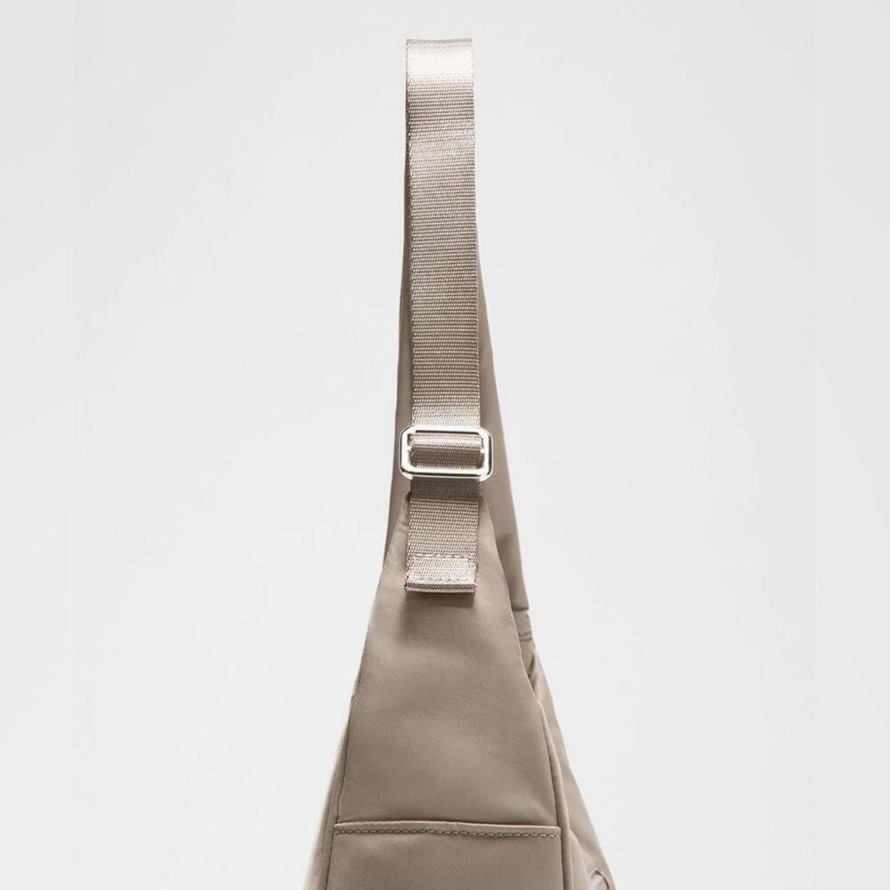 🆕🤎 Lululemon City Essentials Shoulder Bag 4L - Warm Ash Grey / Silver - Picture 5 of 9